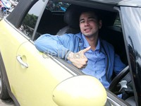 Raffi bergaya dari dalam mobil. Gus Mun/detikHOT.