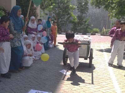 Siswa-Siswi SD Muhammadiyah Tarik Gerobak