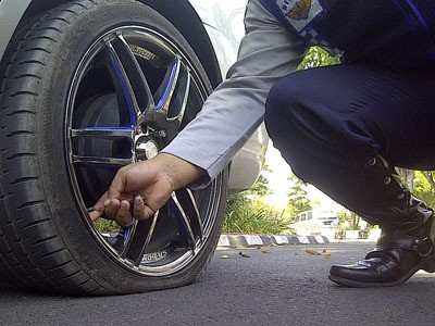 Jika Risma Memergoki Kendaraan Parkir Seenaknya