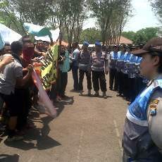 Kapolda Jatim Pantau Simulasi Penanganan Kericuhan Pemilu