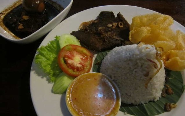 Ketagihan Nasi Uduk Empal di Rumah Baba