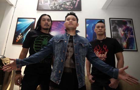 Andra and The Backbone: Tiga Musisi Penggila Games, Film dan Kuliner