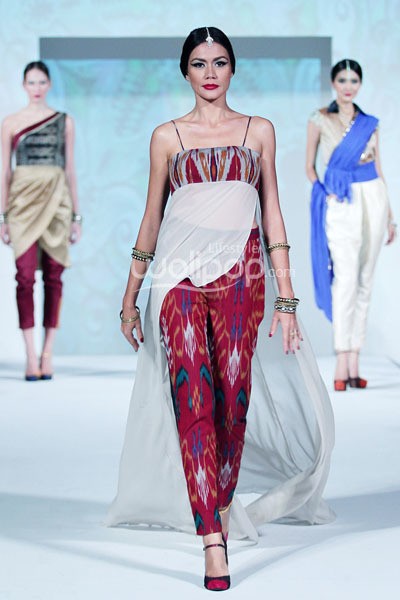 Jakarta, Indonesia - 23 September. Ikat Indonesia by Didiet Maulana. Fall/Winter 2013 Romansa Eksotika at Four Seasons Hotel. 23 September 2013. Jakarta. [Foto: Mohammad Abduh/Wolipop]