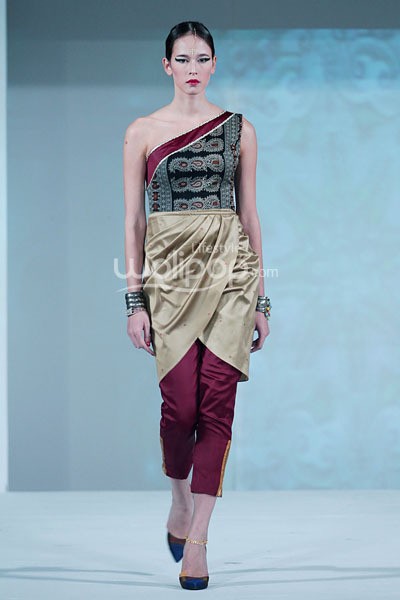 Jakarta, Indonesia - 23 September. Ikat Indonesia by Didiet Maulana. Fall/Winter 2013 Romansa Eksotika at Four Seasons Hotel. 23 September 2013. Jakarta. [Foto: Mohammad Abduh/Wolipop]