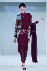 Jakarta, Indonesia - 23 September. Ikat Indonesia by Didiet Maulana. Fall/Winter 2013 Romansa Eksotika at Four Seasons Hotel. 23 September 2013. Jakarta. [Foto: Mohammad Abduh/Wolipop]