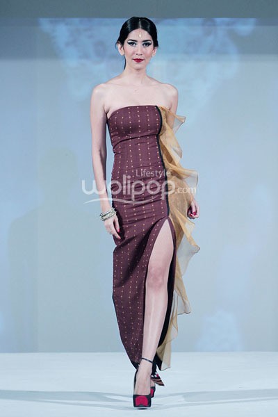 Jakarta, Indonesia - 23 September. Ikat Indonesia by Didiet Maulana. Fall/Winter 2013 Romansa Eksotika at Four Seasons Hotel. 23 September 2013. Jakarta. [Foto: Mohammad Abduh/Wolipop]