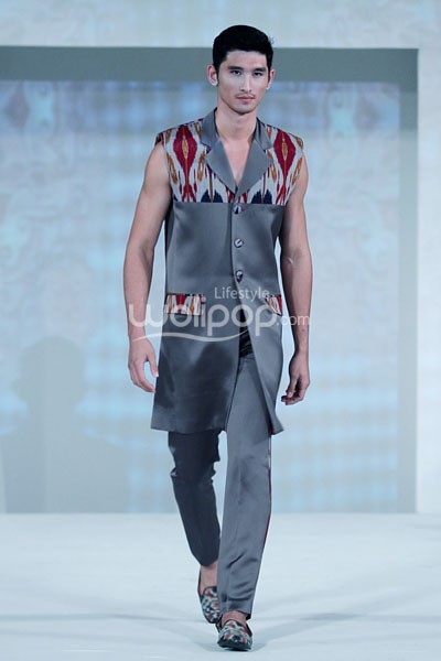 Jakarta, Indonesia - 23 September. Ikat Indonesia by Didiet Maulana. Fall/Winter 2013 Romansa Eksotika at Four Seasons Hotel. 23 September 2013. Jakarta. [Foto: Mohammad Abduh/Wolipop]