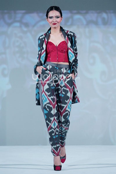 Jakarta, Indonesia - 23 September. Ikat Indonesia by Didiet Maulana. Fall/Winter 2013 Romansa Eksotika at Four Seasons Hotel. 23 September 2013. Jakarta. [Foto: Mohammad Abduh/Wolipop]