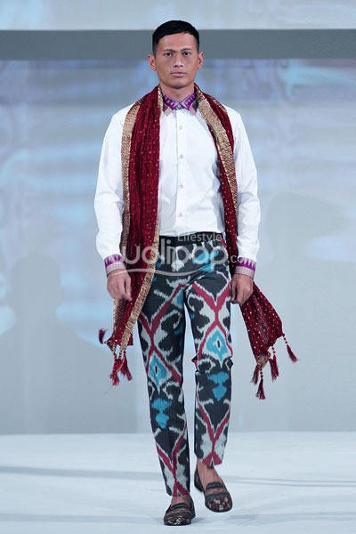 Jakarta, Indonesia - 23 September. Ikat Indonesia by Didiet Maulana. Fall/Winter 2013 Romansa Eksotika at Four Seasons Hotel. 23 September 2013. Jakarta. [Foto: Mohammad Abduh/Wolipop]