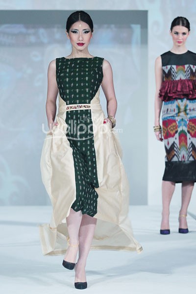 Jakarta, Indonesia - 23 September. Ikat Indonesia by Didiet Maulana. Fall/Winter 2013 Romansa Eksotika at Four Seasons Hotel. 23 September 2013. Jakarta. [Foto: Mohammad Abduh/Wolipop]