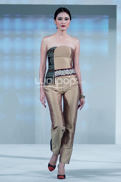 Jakarta, Indonesia - 23 September. Ikat Indonesia by Didiet Maulana, Fall/Winter 2013 Romansa Eksotika at Four Seasons Hotel, 23 September 2013. Jakarta Pusat. (Photo by Mohammad Abduh/Wolipop)