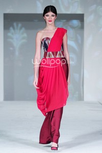 Jakarta, Indonesia - 23 September. Ikat Indonesia by Didiet Maulana. Fall/Winter 2013 Romansa Eksotika at Four Seasons Hotel. 23 September 2013. Jakarta. [Foto: Mohammad Abduh/Wolipop]