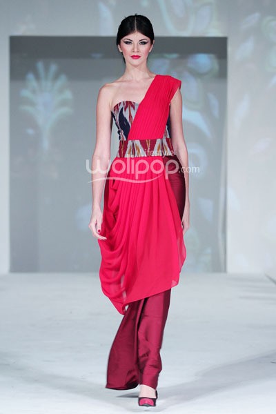 Jakarta, Indonesia - 23 September. Ikat Indonesia by Didiet Maulana. Fall/Winter 2013 Romansa Eksotika at Four Seasons Hotel. 23 September 2013. Jakarta. [Foto: Mohammad Abduh/Wolipop]