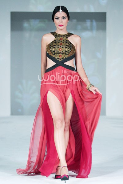 Jakarta, Indonesia - 23 September. Ikat Indonesia by Didiet Maulana. Fall/Winter 2013 Romansa Eksotika at Four Seasons Hotel. 23 September 2013. Jakarta. [Foto: Mohammad Abduh/Wolipop]