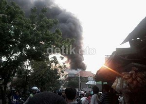 Sudah Taruhannya Nyawa, Petugas Pemadam Ditimpuki dan Dicaci
