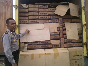 Tak Berdokumen, 27 Ton Ikan Beku dan Pakaian Bekas dari Malaysia Disita