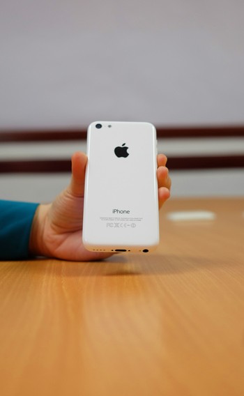 Dengan desain warna yang lebih beragam, seperti yang warna putih yang detikINET pegang memang membuat iPhone 5C semakin terlihat cantik.