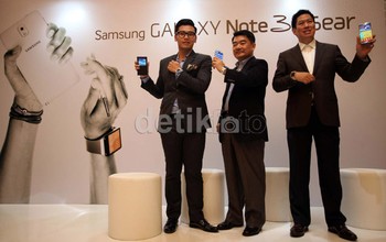 Pada peluncuran kali ini, Samsung juga melibatkan tiga maestro Tanah air yang piawai dibidangnya masing-masing, yakni Jay Subiyakto, Edward Hutabarat dan Andi Rianto. Hadir dalam acarapeluncuran tersebut Yoo Young Kim, Managing director Samsung Electronics Indonesia.
