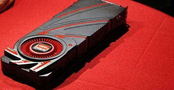Seperti VGA kelas atas lainnya, bodi Radeon R9 290X ini juga terbilang bongsor yang akan memakan ruang 2 slot.