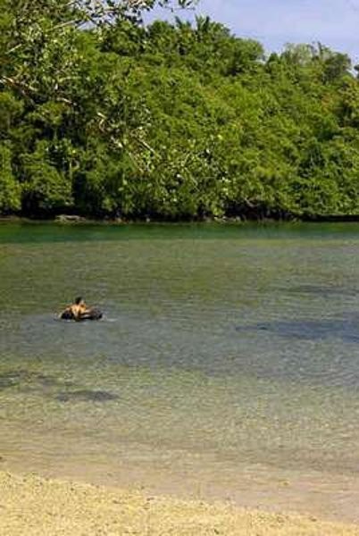 6 Deretan Pantai Cantik di Maluku