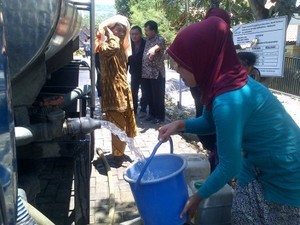 2 Bulan Sumur Kering, Warga Buntaman Semarang Dikirimi Air Bersih