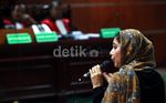 Ayu Azhari Bernyanyi di Sidang Fathanah