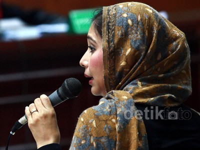 Ayu Azhari Bernyanyi di Sidang Fathanah