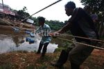 Jaring Apung Menangkap Sampah di Ciliwung