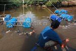 Jaring Apung Menangkap Sampah di Ciliwung