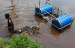 Jaring Apung Menangkap Sampah di Ciliwung