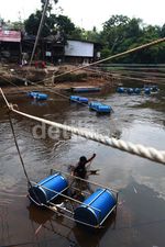 Jaring Apung Menangkap Sampah di Ciliwung