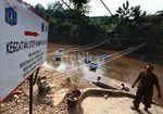 Jaring Apung Menangkap Sampah di Ciliwung