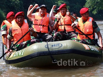 Menhut dan Danjen Kopassus Susuri Sungai Ciliwung