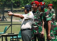 Menhut Zulkifli Hasan (kiri) didampingi Danjen Kopassus Mayjen TNI Agus Sutomo (kanan) membidik sasaran ketika berlatih menembak dengan menggunakan pistol di Mako Kopassus.