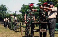 Danjen Kopassus Mayjen TNI Agus Sutomo (tengah) mengajarkan Menhut Zulkifli Hasan (kanan) memegang dan menggunakan pistol.
