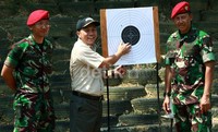 Menhut menunjukan hasil tembakannya.
