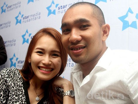 Senangnya Enji Saat Tahu Ayu Ting Ting Hamil Senangnya Enji Saat Tahu Ayu Ting Ting Hamil