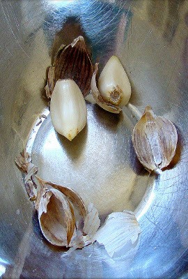 Inilah Cara Praktis Mengupas Bawang Putih dan Telur Rebus!