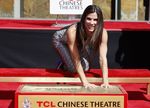 Senyum Lebar Sandra Bullock di TCL Chinese Theatre