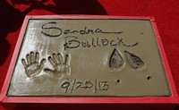 Ini dia hasil cetakan tangan, sepatu, dan tanda tangan dari Sandra Bullock. REUTERS/Mario Anzuoni.