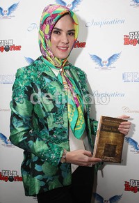 Angel Lelga tampil dengan hijab yang penuh warna.