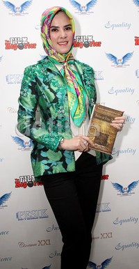 pun memadukan hijab bermotif penuh warnanya itu dengan blazer yang juga penuh dengan motif bunga mawar berwarna hijau.