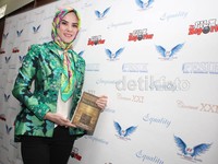 Bagaimana menurut Anda gaya berhijab Angel Lelga ini?