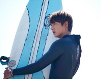 Min Ho syuting adegan tersebut di Malibu. (Hwa and Dam Pictures)