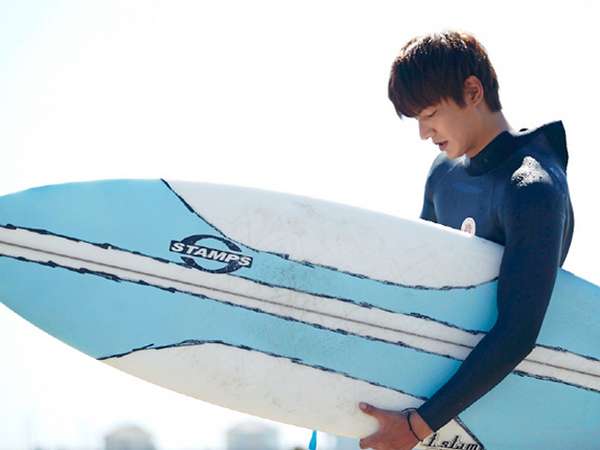 Lee Min Ho Pamer Tubuh Kekar di Episode Perdana 'Heirs'