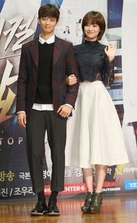 Oh Yeon Seo menggandeng Minho dan melambaikan tangannya di depan kamera. (TenAsia/Paeng Hyun-joon)