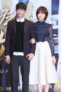 Oh Yeon Seo tampak cantik mengenakan blouse biru detail lace dan rok putih. (TenAsia/Paeng Hyun-joon)