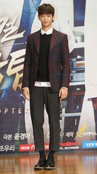 Minho tampil preppy dibalut kemeja putih, vest hitam, blazer marun, dan celana bahan yang gantung.(TenAsia/Paeng Hyun-joon)