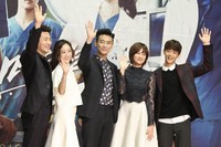 Minho berpose bersama Kwone Sang Woo, Jung Ryeo Won, Ju Ji Hoon, dan Oh Yeon Seo. (TenAsia/Paeng Hyun-joon)