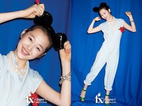Sulli tampak menggemaskan dengan jumpsuit biru dan bando Mickey Mouse-nya. (SME)